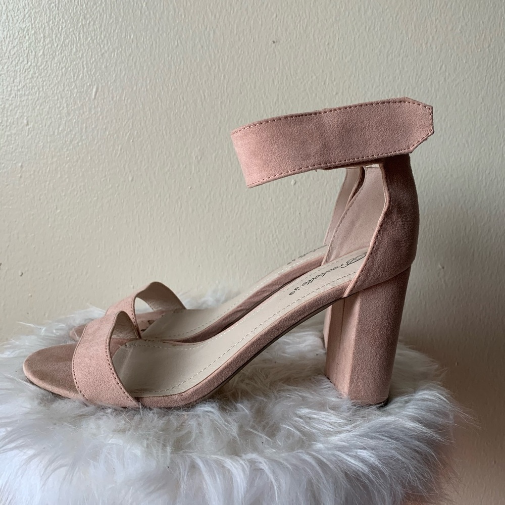 Women’s Heels - Picture 3 of 9